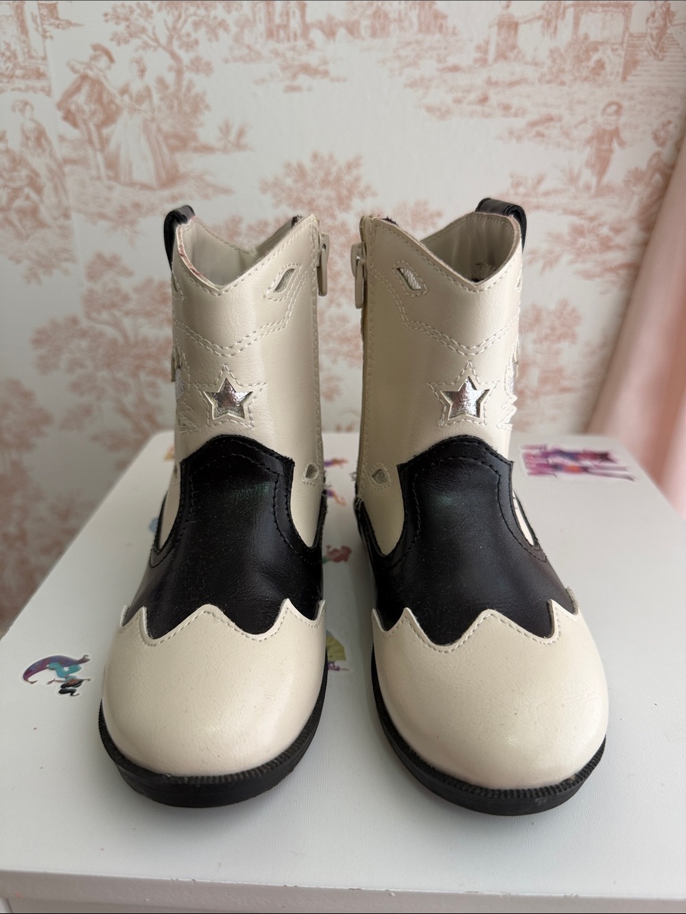 Zara Cream and Black Kids Western Boots - Star Accent. Size 8.5